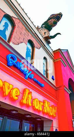 Vordereingang zu Ripley's ob Sie es glauben oder nicht! Ausstellung mit Modell Dinosaurier halten Stoppuhr und saß auf dem Dach, Blackpool Pleasure Beach Amusement par Stockfoto