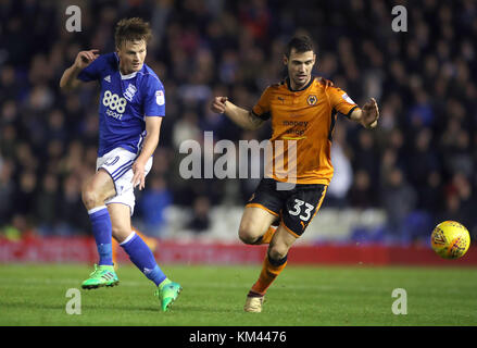 Birmingham City Stephen Gleeson (links) und Wolverhampton Wanderers 'Leo Bonatini Kampf um den Ball in den Himmel Wette Championship Match in St. Andrew's, Birmingham. Stockfoto