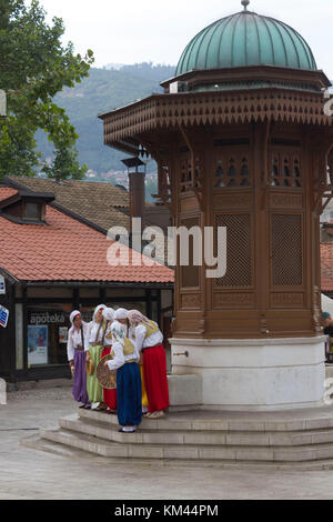SARAJEVO, BOSNIEN UND HERZEGOWINA - 20. AUGUST 2017: Frauen tragen traditionelle bosnische ethnische Kleidung vor dem sebilj Brunnen auf Bascarsija cit Stockfoto