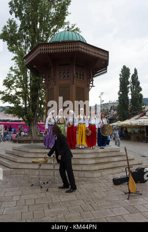 SARAJEVO, BOSNIEN UND HERZEGOWINA - 20. AUGUST 2017: Frauen tragen traditionelle bosnische ethnische Kleidung vor dem sebilj Brunnen auf Bascarsija cit Stockfoto
