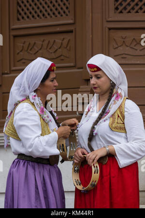 SARAJEVO, BOSNIEN UND HERZEGOWINA - 20. AUGUST 2017: Zwei bosnische Mädchen traditionell gekleidet in Sarajevo. Stockfoto