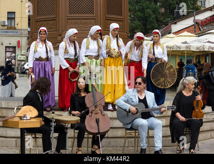 SARAJEVO, BOSNIEN UND HERZEGOWINA - 17. AUGUST 2017: In der Gruppe der bosnischen Musiker vor sebilj Brunnen, traditionell gekleideten Stockfoto