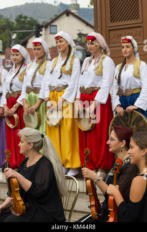 Sarajevo, Bosnien und Herzegowina - 17. August 2017: Gruppe bosnischer Musiker vor sebilj Brunnen, traditionell gekleideten Stockfoto