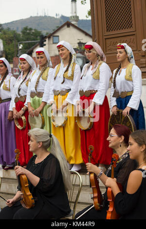 Sarajevo, Bosnien und Herzegowina - 17. August 2017: Gruppe bosnischer Musiker vor sebilj Brunnen, traditionell gekleideten Stockfoto