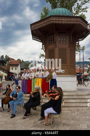 Sarajevo, Bosnien und Herzegowina - 20. August 2017: Traditionelle bosnische Musiker band in ethnische Kleidung vor dem sebilj Brunnen auf bascarsija Stockfoto