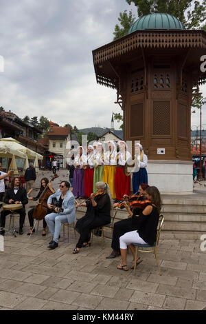 Sarajevo, Bosnien und Herzegowina - 20. August 2017: Traditionelle bosnische Musiker band in ethnische Kleidung vor dem sebilj Brunnen auf bascarsija Stockfoto