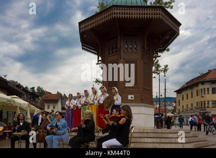 Sarajevo, Bosnien und Herzegowina - 20. August 2017: Traditionelle bosnische Musiker band in ethnische Kleidung vor dem sebilj Brunnen auf bascarsija Stockfoto