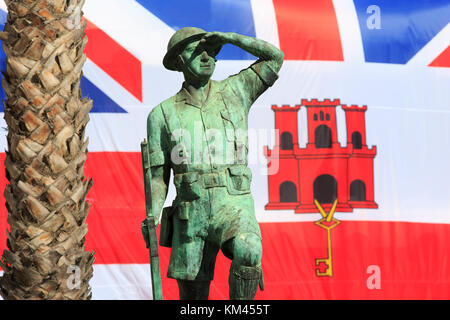 Die Gibraltar Defense Force Denkmal am Casemates Square in Gibraltar Stockfoto