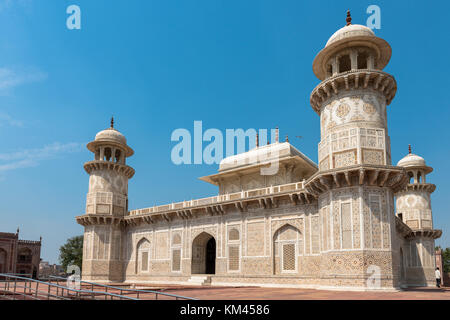 Weitwinkel Bild über die herrliche Architektur der Grabmal des i'Timad ud-Daulah, als baby Taj, Sehenswürdigkeiten Indiens in Agra, Uttar Pradesh. Stockfoto