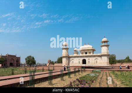 Agra, Indien - 17. März 2016: Weitwinkelbild des Gartens am Grab von i'Timad ud-Daulah, als baby Taj, Sehenswürdigkeiten Indiens in Agra entfernt bekannt, Ausführungen UTT Stockfoto