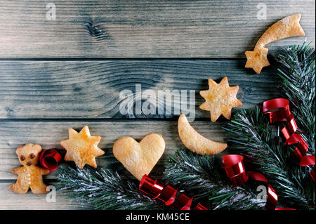 Blick von oben auf die Dekorationen für Weihnachten und das neue Jahr auf einen alten Holztisch. Stockfoto