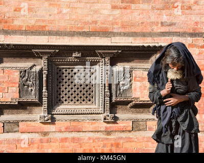 Obdachloser in der von der Unesco zum Tempel von Bhaktapur, Nepal Stockfoto