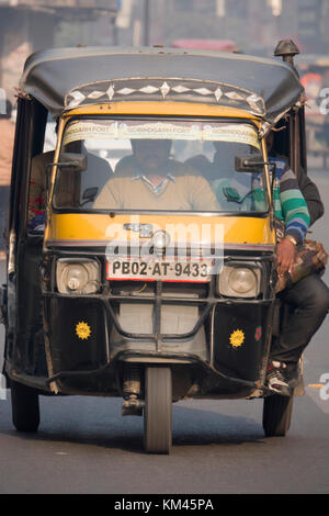 Auto-rikscha Passagiere in Amritsar, Punjab Stockfoto