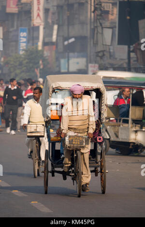 Bärtige Punjabi sikh Mann, Cycle rickshaw in Amritsar, Indien Stockfoto