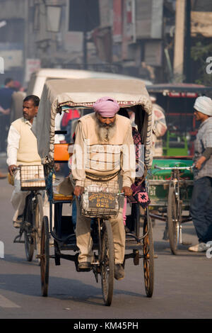 Bärtige Punjabi sikh Mann, Cycle rickshaw in Amritsar, Indien Stockfoto