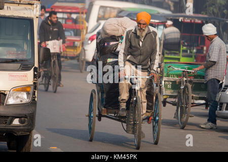 Bärtige Punjabi sikh Mann, Cycle rickshaw in Amritsar, Indien Stockfoto