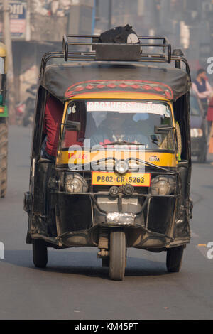 Auto-rikscha Passagiere in Amritsar, Punjab Stockfoto