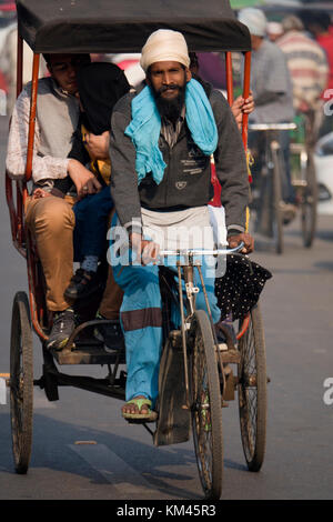 Punjabi sikh Mann mit Turban und Bart Pedale cycle rickshaw mit Passagier, in Amritsar, Indien Stockfoto