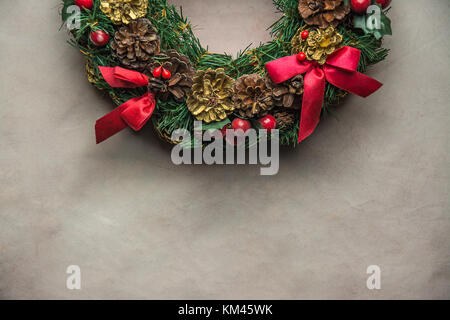 Weihnachten Kranz auf grauen Hintergrund. Stockfoto