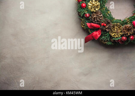 Weihnachten Kranz auf grauen Hintergrund. Stockfoto