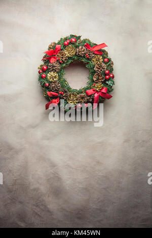 Weihnachten Kranz auf grauen Hintergrund. Stockfoto