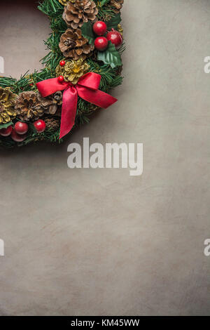 Weihnachten Kranz auf grauen Hintergrund. Stockfoto