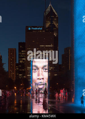 Krone-Brunnen, ein interaktives Werk von Kunst im öffentlichen Raum und Videoskulptur im Millennium Park, Chicago, wie in einer Sommernacht zu sehen. Stockfoto