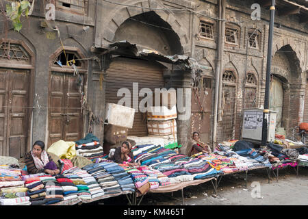 Frauen verkaufen Kleidung auf der Straße Markt in Amritsar, Punjab, Indien Stockfoto