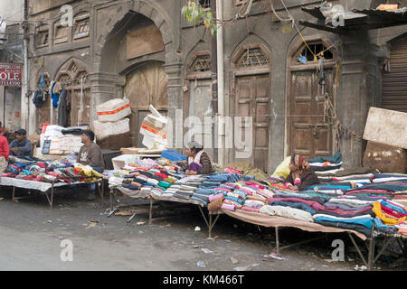 Frauen verkaufen Kleidung auf der Straße Markt in Amritsar, Punjab, Indien Stockfoto