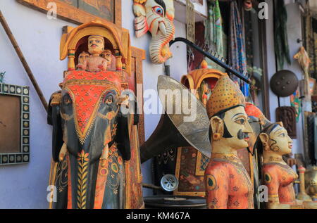 Ein Souvenirladen verkauft Antiquitäten in Udaipur, Indien. Stockfoto