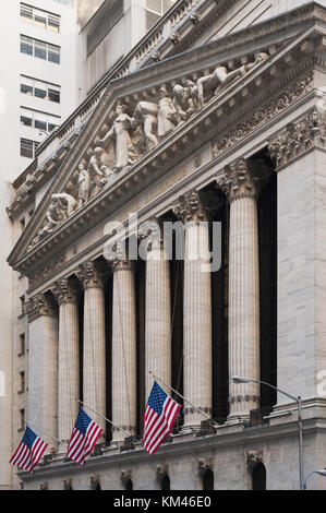 New York City, USA - 12.November 2011: New York Stock Exchange Fassade mit amerikanischen Fahnen Stockfoto