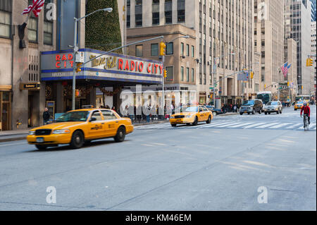 New York City, USA - 12 Nov, 2011: Gelbe Taxis und Verkehr vor der Radio City Music Hall Stockfoto