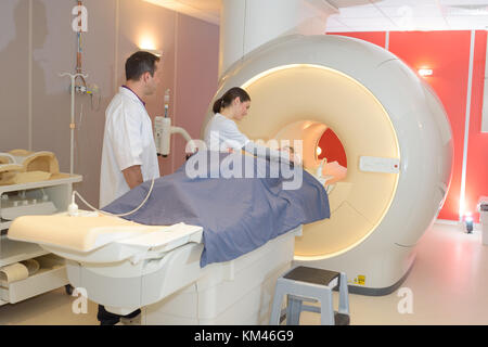 Gerne Patienten, die sich einer MRT-Untersuchung im Krankenhaus Stockfoto