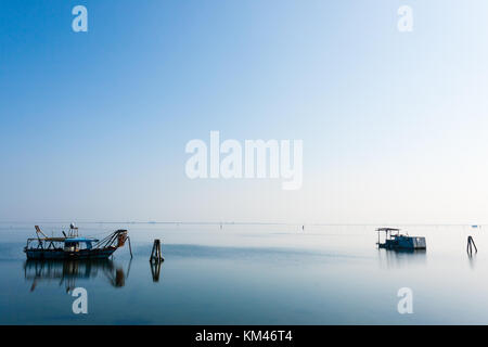 Angelboote/Fischerboote in Po River Lagune, Italien. Italienische Landschaft. Minimal Wasser panorama Stockfoto