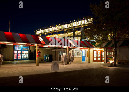 Die Außenseite des Granville Island Public Market in der Nacht. Stockfoto