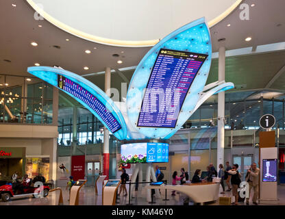 Flight Information Center am Toronto Pearson International Airport, Terminal 1. Abfahrt Bildschirme für Airlines, Flughafen, YYZ Toronto Kanada. Stockfoto