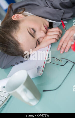 Frau schlafend an Ihrem Schreibtisch gefallen Stockfoto