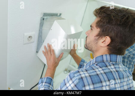 Installation der Händetrockner im Büro Stockfoto