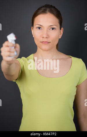 Frau crushing Packung Zigaretten Stockfoto