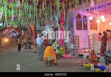 Menschen besuchen die lokalen Tempel für Diwali Festival in Udaipur City Center in Indien. Stockfoto