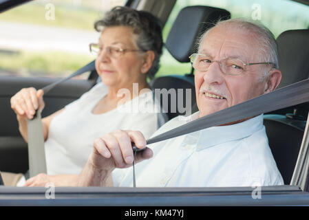 Ältere Paare ihre Sicherheitsgurte Stockfoto