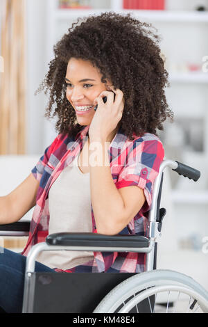 Gerne schöne behinderte Frau können Sie über Ihr Telefon Stockfoto