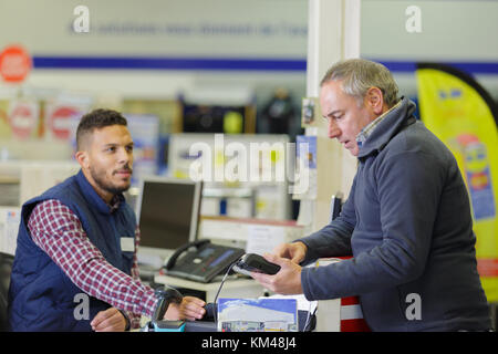 Man zahlt für die Lieferung und Zahlung mit Kreditkarte Terminal Stockfoto