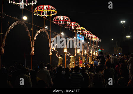 Leute, die sich eine Gruppe von jungen Priestern Durchführung Aarti am Dashashwamedh Ghat durch den Fluss Ganges, Banaras, Varanasi, Kashi, Indien Stockfoto