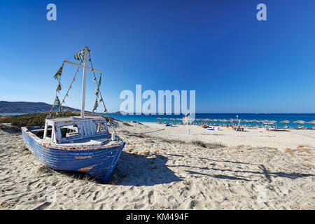 Ein Boot am Strand von Plaka auf der Insel Naxos, Griechenland Stockfoto