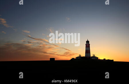 Ein Blick auf den Leuchtturm mit Sonnenuntergang an der Küste von Norfolk auf happisburgh, Norfolk, England, Vereinigtes Königreich. Stockfoto