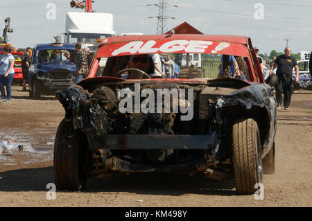 Banger Racing Rennen rennen Auto Autos Schrott junk Abriss Destruction Derby derbies Absturz absturz Absturz Absturz alten rostigen verschrottet Stockfoto