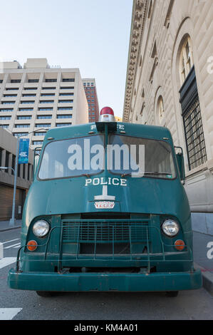 New York City, USA - 12 Nov, 2011: Green New York Polizei alte Lkw in einer Straße geparkt. Stockfoto