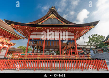 Fushimi Inari Taisha Shinto Schrein, am frühen Morgen ohne Touristen Seitenansicht (Gai-Haiden äußeren Halle der Anbetung) Fushimi-ku, Kyoto Stockfoto