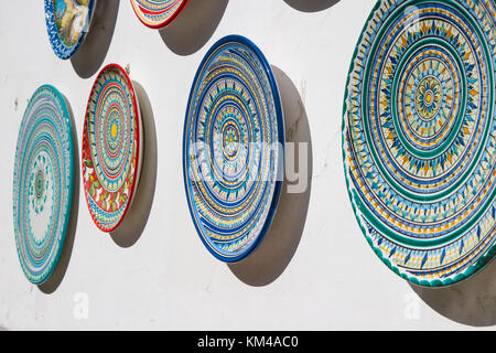 Verschiedene dekorierten Keramik Geschirr für den Verkauf außerhalb einen Souvenir Shop in Amalfiküste aufgehängt, Italien. Stockfoto